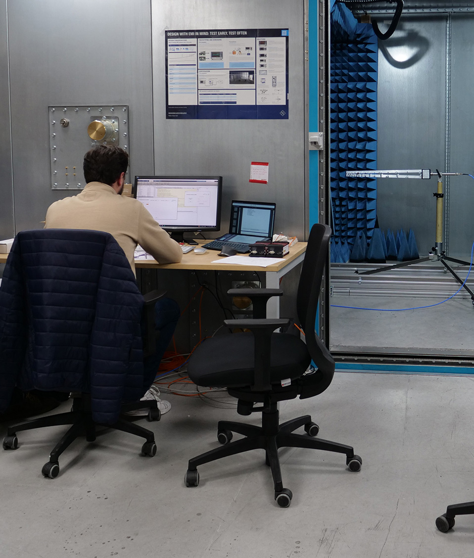 Personas trabajando con ordenadores en un laboratorio de CITIC